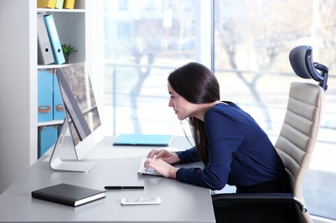 Aby uniknąć bólu pleców podczas siedzącej pracy biurowej, należy robić przerwy